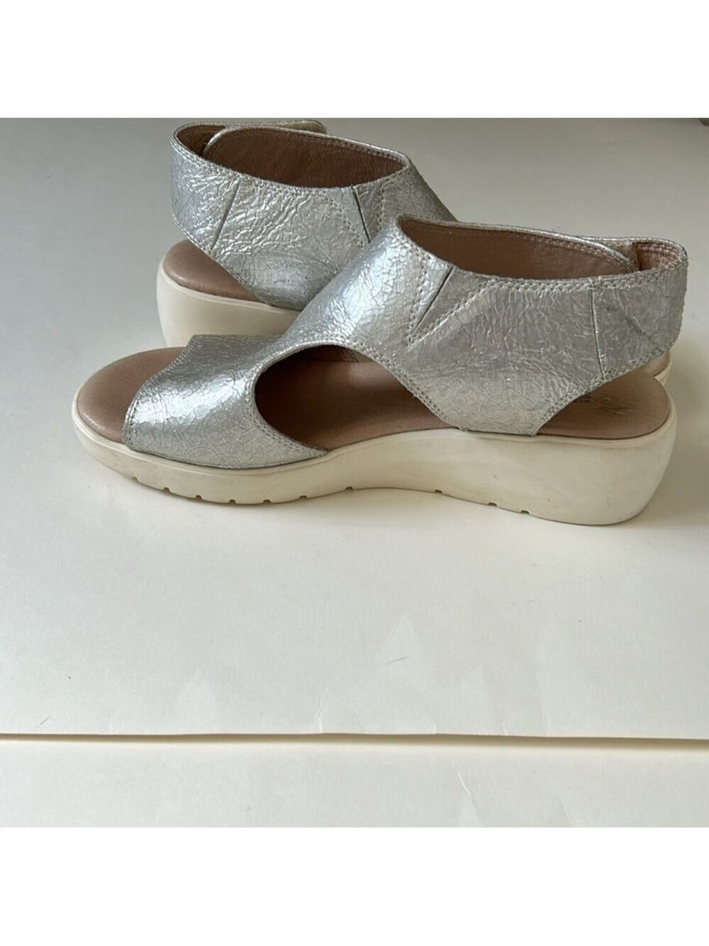Johnson & Murphy Platform Metallic Silver Sandals - Picture 11 of 12